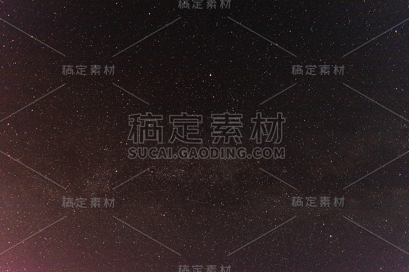 夜空中有五颜六色的星星。背景。