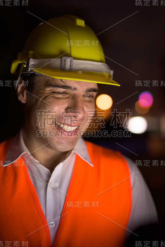 英俊的波斯男子的肖像，建筑工人在建筑工地上的夜晚