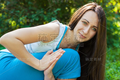 年轻女子在公园做瑜伽