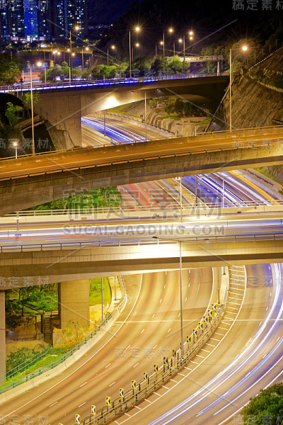 夜间公路桥