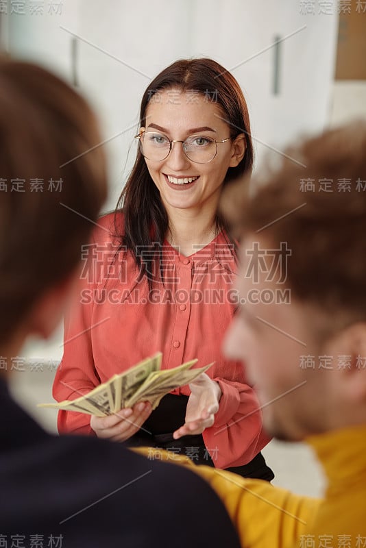 年轻的女商人展示她的金钱成就