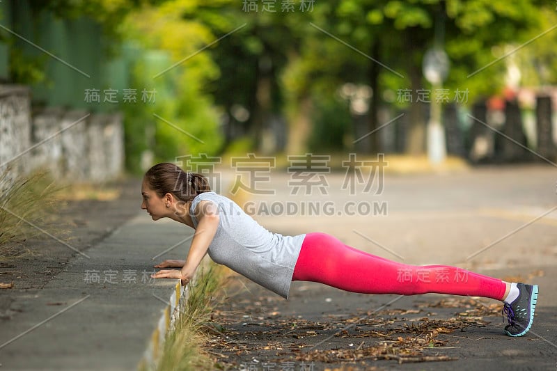 年轻的体育女孩从公园的土地上被推了出来