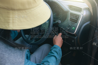 准备开车的女人