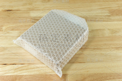 在运输过程中，为了保护破裂的产品或保险，用气泡包装覆盖盒子