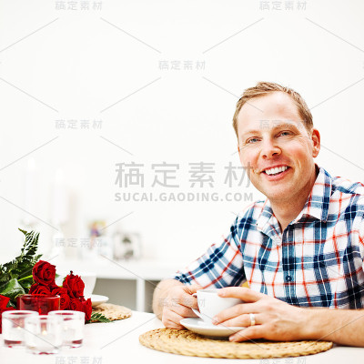 帅哥喝咖啡