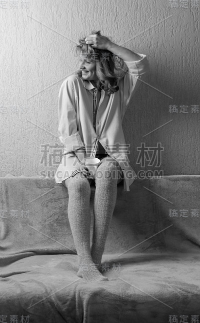 年轻快乐的女人穿衬衫。