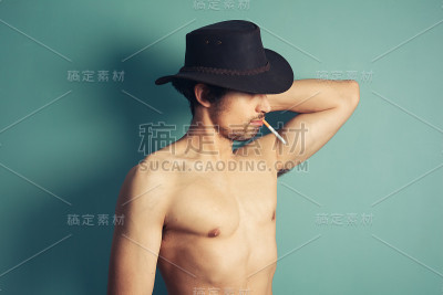 抽烟的性感年轻牛仔