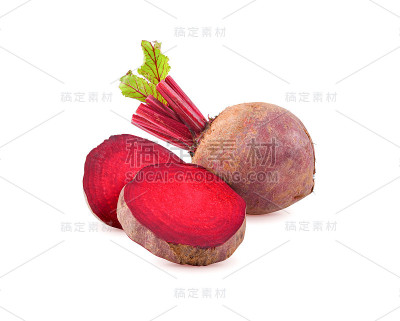 白色背景上的新鲜甜菜根