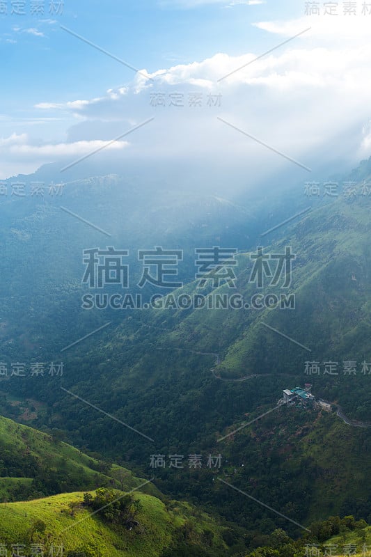 山景，绿坡。美丽的山脉。小亚当峰，山在迷雾中从丛林望去