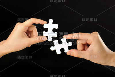 人的双手有拼图，黑色的背景