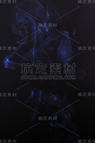 黑色背景上的白色香烟烟雾