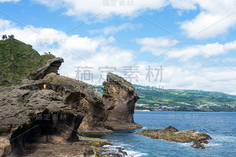 葡萄牙亚速尔群岛令人惊叹的风景。在维拉弗兰卡无人居住的火山岛上，巨大的岩石映衬着蓝天。