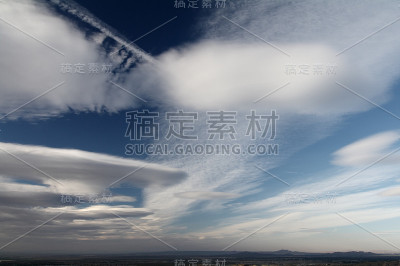 加利福尼亚沙漠中的透镜状云
