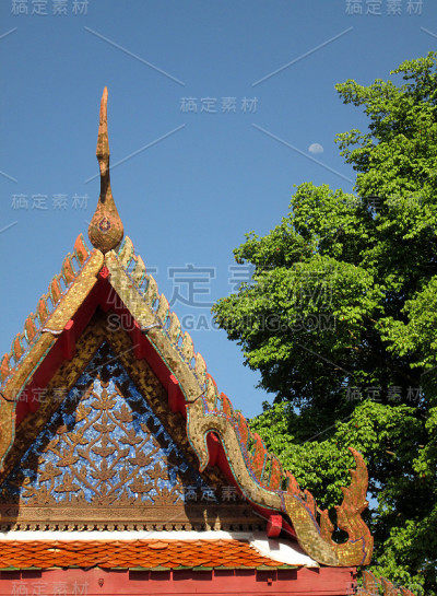 佛寺屋顶，蓝天绿树