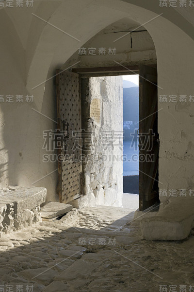 Astypalea岛- Chora，中世纪城堡遗址的入口-十二岛尼斯岛-希腊