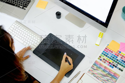 年轻的平面设计师在办公室工作。