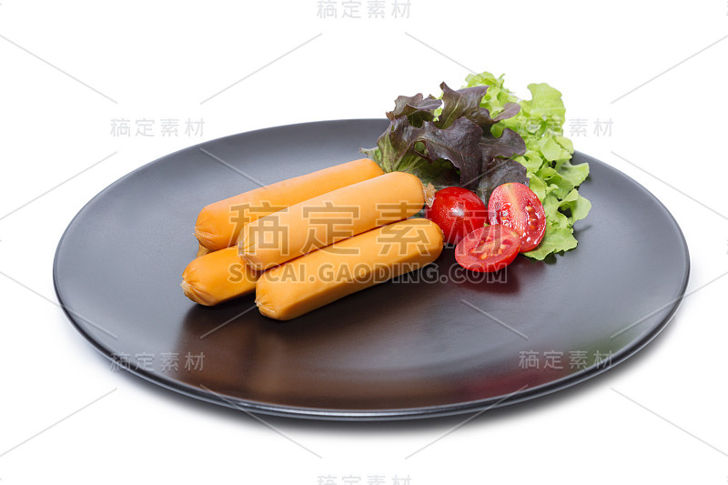香肠在黑色的盘子和新鲜蔬菜孤立在白色