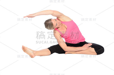 赤脚健身的年轻女子做瑜伽