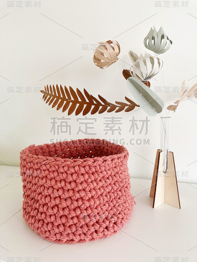 粉红色的纸花编织篮子
