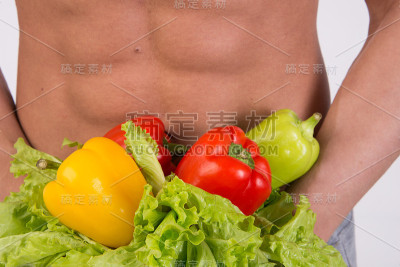 新鲜的蔬菜和有魅力的男人。健康食品。