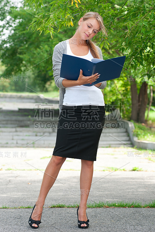 持有文件的商业女性