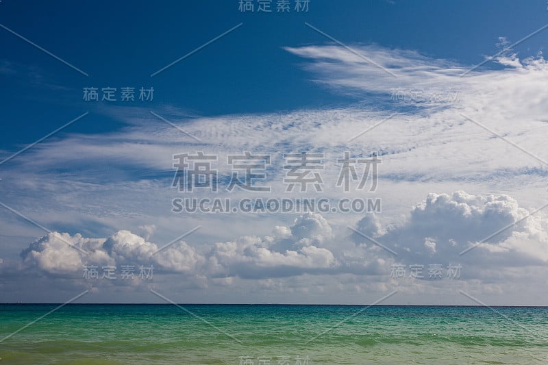 墨西哥卡门海滩附近，加勒比海下的天空