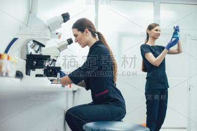 两个微笑的女人在现代实验室库存照片