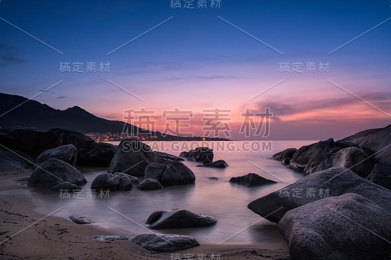 夜幕降临在科西嘉岛的阿尔加约拉海滩和村庄