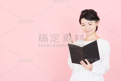 年轻女子在写纸条