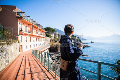 海边探险的人