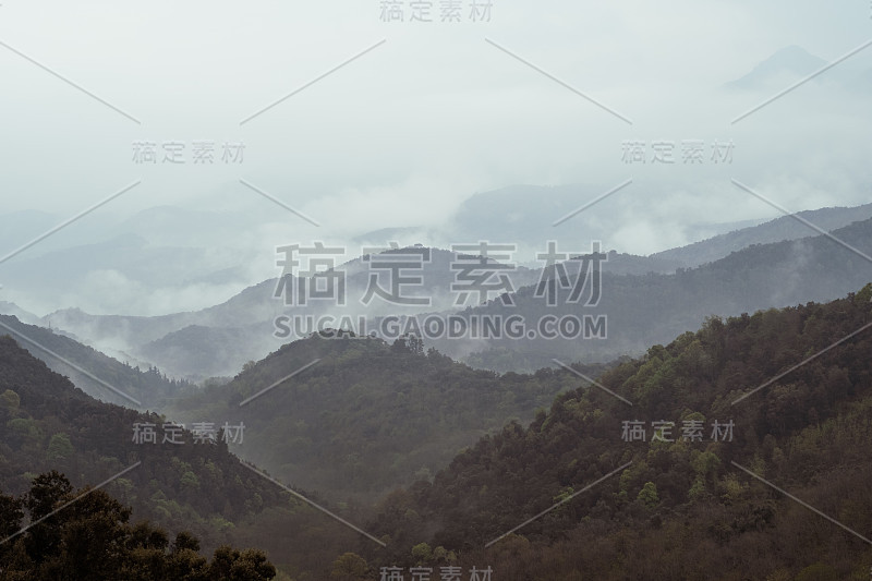 山顶上云雾缭绕的山景