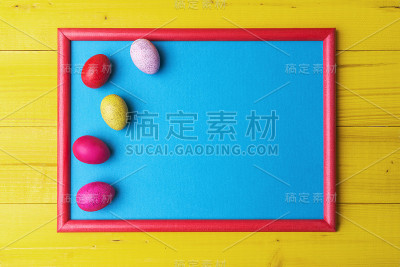 画鸡蛋在画框上的黄色木制背景