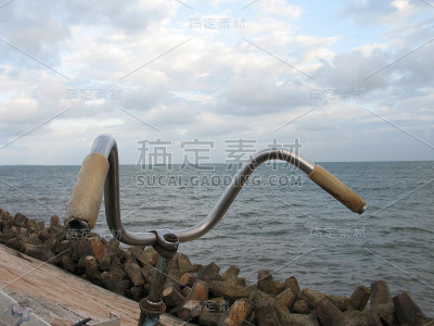 海边的旧自行车
