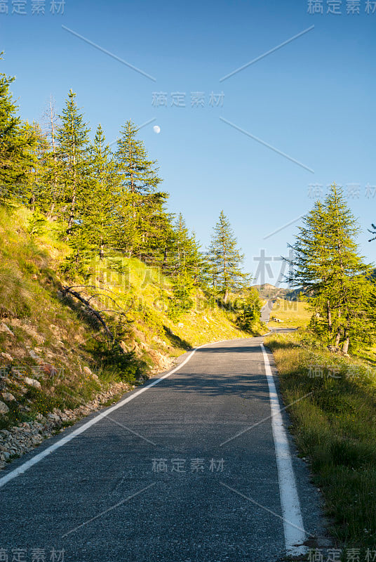 科隆·德拉·隆巴达，阿尔卑斯山上的路