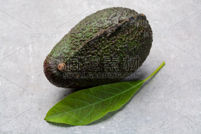 新收获的新鲜成熟的哈斯鳄梨