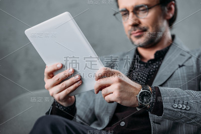 商人使用数码平板电脑