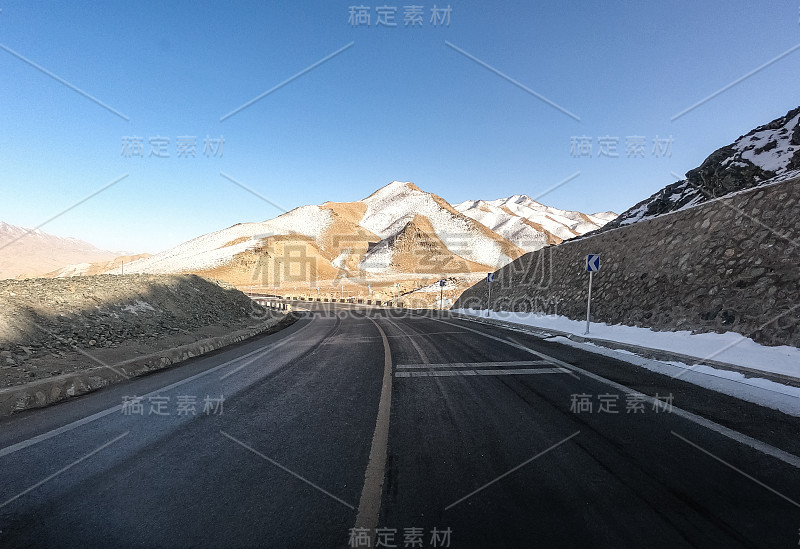 中国西北部的沙漠道路