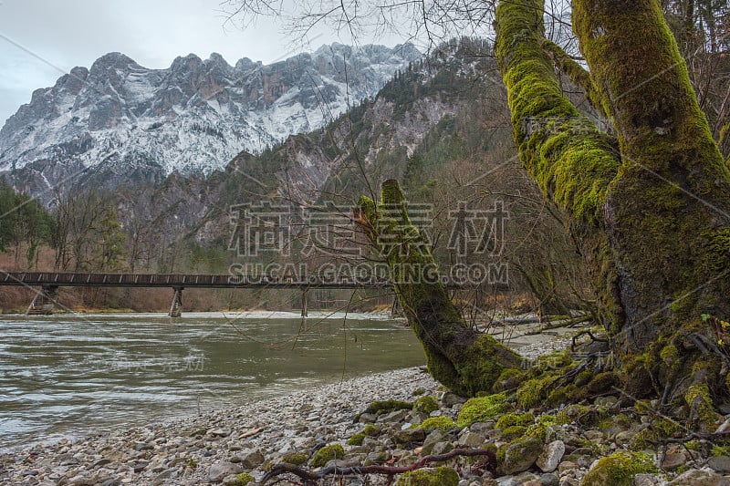 风景在Gesause国家公园与恩斯河和美丽的山景，在斯蒂里亚地区，奥地利