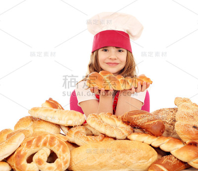 小女孩用椒盐卷饼和面包做饭