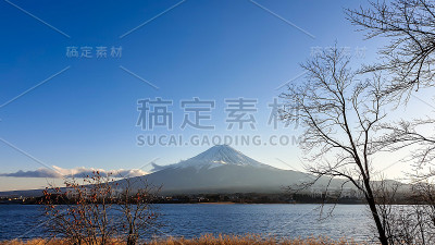 日本——从川口湖眺望富士山的田园诗般的景色