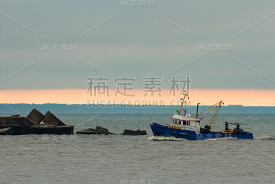 蓝色的捕鱼船