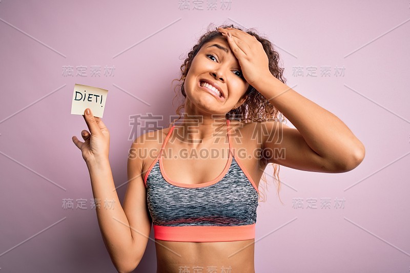 漂亮的女运动员带着卷发做运动穿着运动服握着饮食提醒强调，手放在头上，震惊的羞愧和惊讶的脸，生气和沮丧