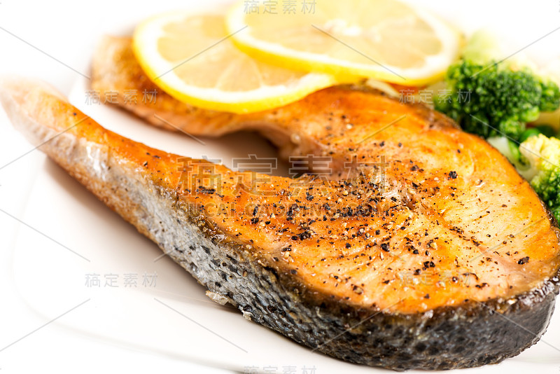 烤鲑鱼和蔬菜在白色宏