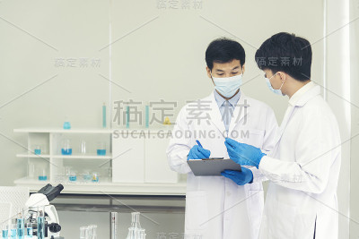 两名亚洲科学家团队在实验室研究化学科学试管实验生物技术抗体样本培养抗covid-19病毒疫苗。科学家