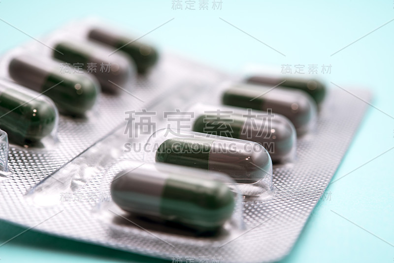 双色粉状药片，装在白色水泡里