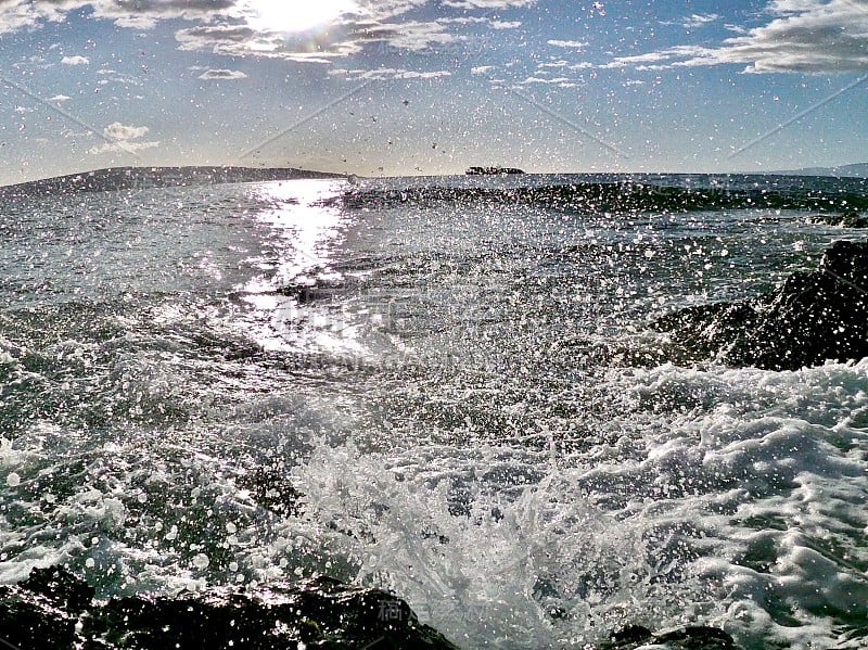 海浪撞击着熔岩岩石