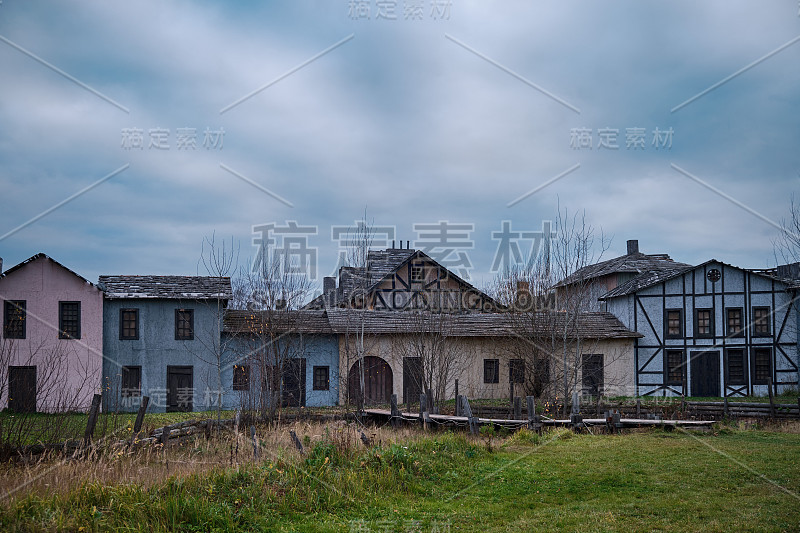 田野上有草地和河上的一座桥，前面是18-19世纪欧洲古城的房屋，复制空间