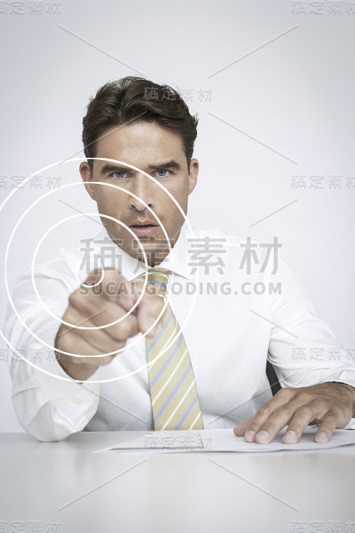 严肃商人的肖像触摸视觉屏幕