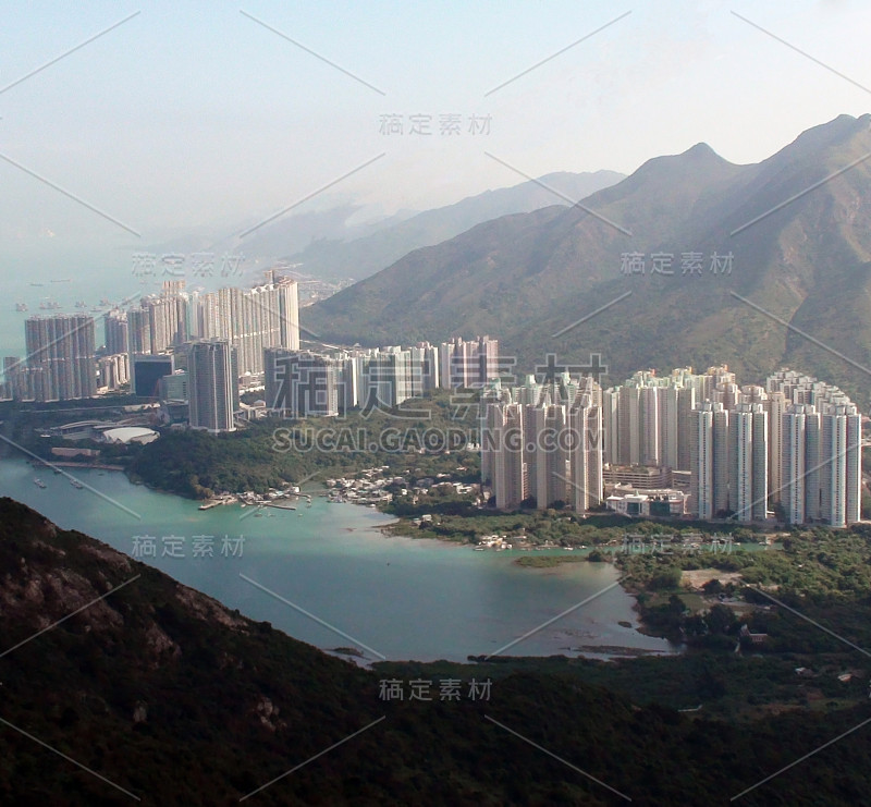 香港高层住宅建筑外观，水，山