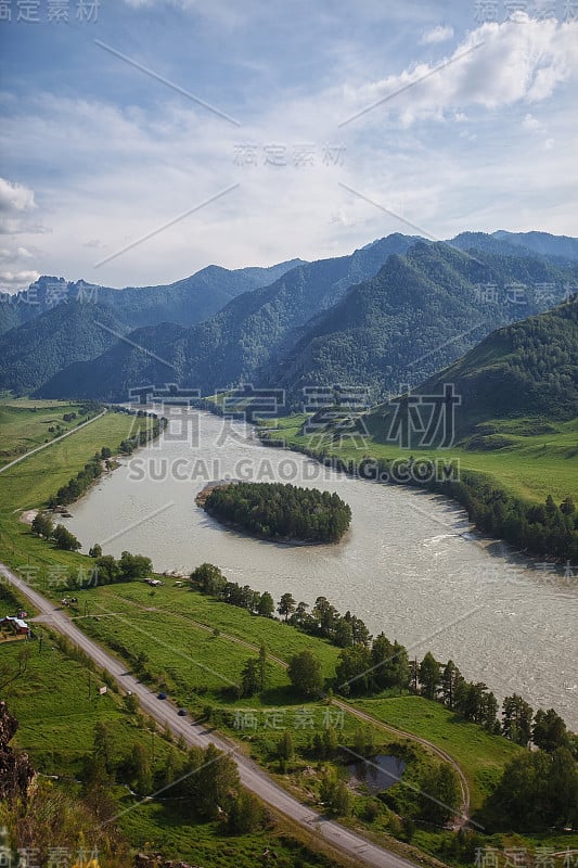 这条河和岛上群山的景色